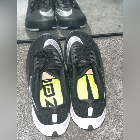 Men’s size 9 Nike - Picture 1 of 3